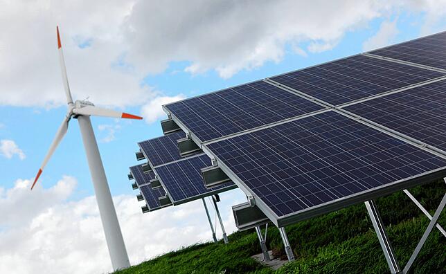 Ein Windrad neben einer Solar-Anlagen im Süden von Hamburg.