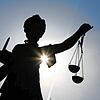 Justitia war milde: Ein Mann, der des Betrugs, der Sachbeschädigung und der versuchten Herbeiführung einer Sprengstoffexplosion ...