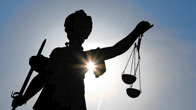 Justitia war milde: Ein Mann, der des Betrugs, der Sachbeschädigung und der versuchten Herbeiführung einer Sprengstoffexplosion ...