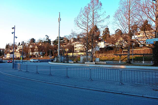 Der eingezäunte „Gehweg“ neben dem Bahnhof Therme ist zurzeit für Autos und Fußgänger gesperrt.