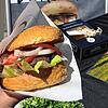 Burger sind ein klassisches Streetfood. Die Singener Firma Büffel Bill ist eine von 14 beim ersten Winter-Festival am Wochenende in Singen.