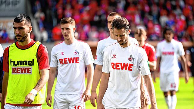 Die Kölner Spieler gehen nach der Niederlage vom Rasen.