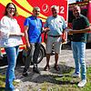 Passend vor einem Feuerwehrauto (von links): Übersetzerin Viktoria Myrohenko, Feuerwehrkommandant Viktor Popruga, Wolfgang Werkmeister ...