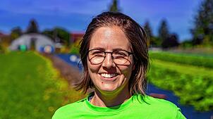 Lisa Hahn, Mitglied des Baarfood-Vorstands: „Der viele Regen hat uns dieses Jahr mehr Unkraut und noch viel mehr Schnecken beschert.