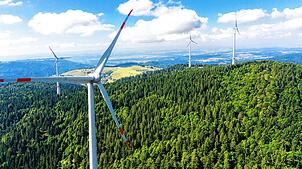 Die Windkraftanlagen auf dem Rohrenkopf bei Gersbach erzeugen Strom für bis zu 15.000 Haushalte. Auf der anderen Seite des Wehratals ...