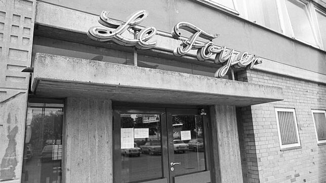 Mitteilung an der Eingangstür des Foyers informiert über &bdquo;fermere de 30 Juin 1977&ldquo;, also der Schließung am 30. Juni 1977.