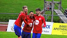 Die Salemer Spieler (von links) Leonard Weber, Pasquale Sabino und Mentor Cakiqi bejubeln den 1:0-Führungstreffer beim 5:1-Sieg gegen ...