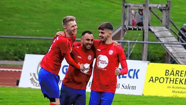 Die Salemer Spieler (von links) Leonard Weber, Pasquale Sabino und Mentor Cakiqi bejubeln den 1:0-Führungstreffer beim 5:1-Sieg gegen ...