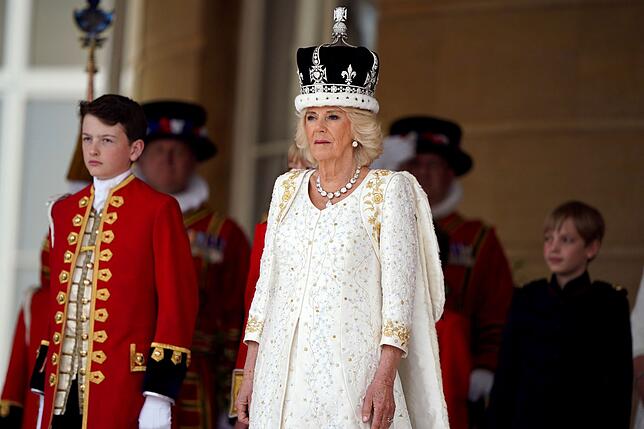 Königin Camilla Nun offiziell britische Königin: Camilla trägt die Krone von Queen Mary.