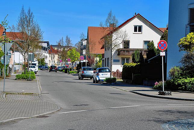 Auf der Umleitungsstrecke, hier ist die Friedhofstraße zu sehen, stehen am Freitag, 12. April, bereits zahlreiche Halteverbotsschilder, ...
