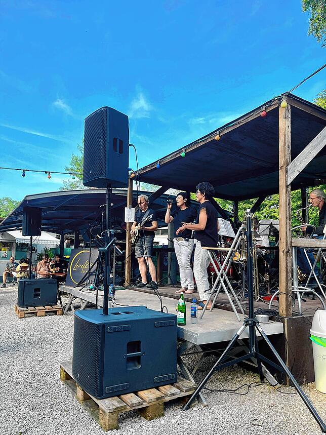 Bild 13: Zurück beim Publikum: Die Bregi House Band liefert ein fulminantes Comeback im Park