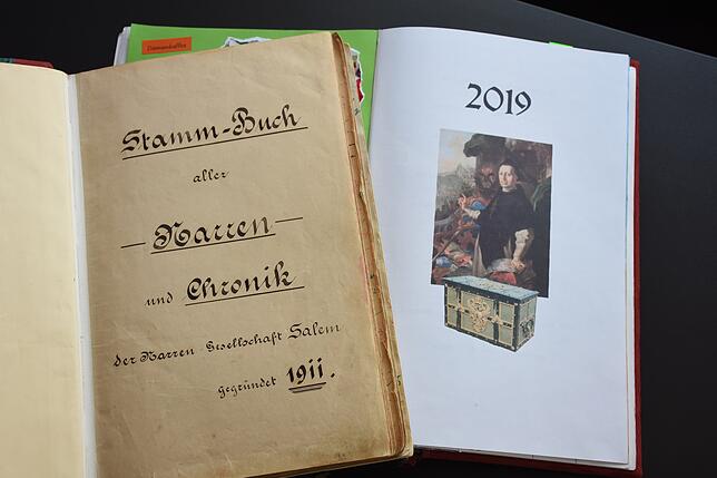 Erstes Narrenbuch von 1911 und drittes Narrenbuch mit Titelseite von 2019.