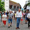 Großes Interesse in Bohlingen beim Rundgang des OB-Kandidaten durch das Dorf: Von rechts in der ersten Reihe Ortsvorsteher Stefan ...