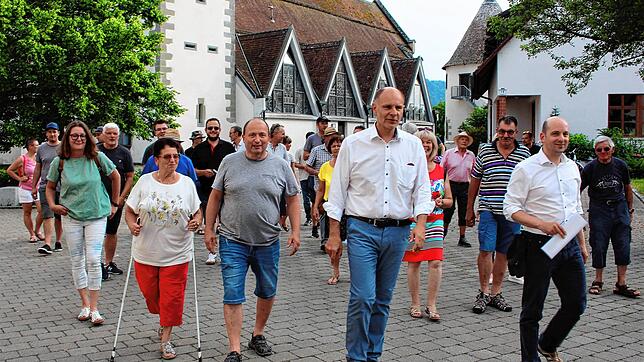 Großes Interesse in Bohlingen beim Rundgang des OB-Kandidaten durch das Dorf: Von rechts in der ersten Reihe Ortsvorsteher Stefan ...