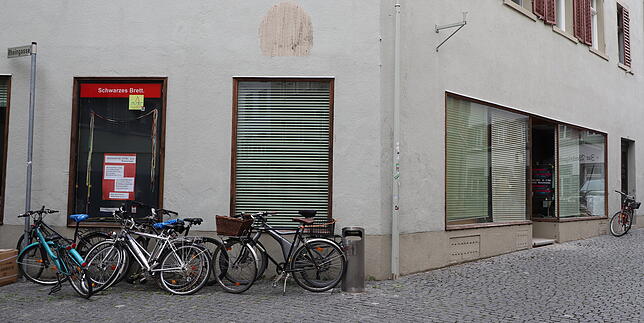 Inselgasse 18: An dieser Stelle ist wohl ein Coworkingspace und Gastronomie geplant, wie einem Baufreigabeschein am Eingang zu entnehmen ...
