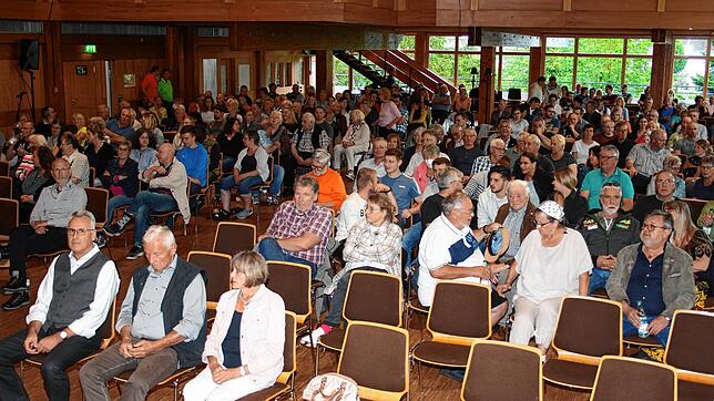 Rund 350 Einwohner verfolgten die Vorstellung der Kandidaten in der Wehratalhalle in Todtmoos.
