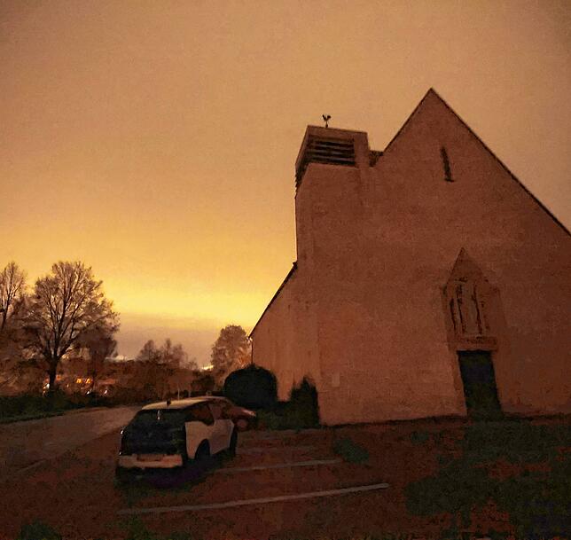 Die Kirche St. Marien an der Hermann-Fischer-Allee. Ohne Straßenlaternen ist das Gebiet komplett dunkel. Der Eindruck einer Dämmerung ...