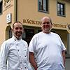 Bäckermeister Christian Ratzek (rechts) übergibt Anfang Mai seinen Laden an Bäckermeister Tobias Nestel. Es wird also auch weiter ...