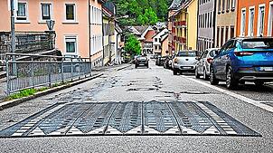 Auf Höhe der Grundschule gibt es bereits eine Bremsschwelle. Nun wurde über eine weitere Schwelle auf Höhe des Betreuten Wohnens ...