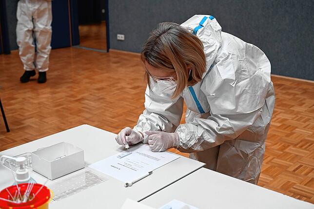 Zu Antigentests gehört auch das Aufbringen der Testflüssigkeit auf den Teststreifen, im Bild Helferin Andrea Oehler.