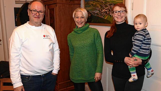Geschäftsführer DRK-Kreisverband Donaueschingen Tobias Rosenstiel (von links) und die Wiesenkinder-Vorsitzenden Christina Meckes und ...