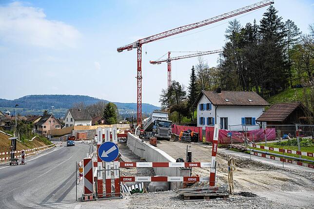 Die Straßenbauarbeiten an der Umfahrung beim Knoten Zurziberg im August 2021.