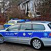 Auch am Mittwoch ist die Polizei noch vor Ort in Unterkirnach. Im Hintergrund das Grundstück, auf dem sich die Tat abgespielt hat.