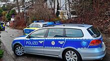 Auch am Mittwoch ist die Polizei noch vor Ort in Unterkirnach. Im Hintergrund das Grundstück, auf dem sich die Tat abgespielt hat.