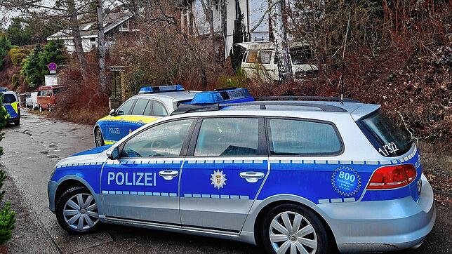 Auch am Mittwoch ist die Polizei noch vor Ort in Unterkirnach. Im Hintergrund das Grundstück, auf dem sich die Tat abgespielt hat.