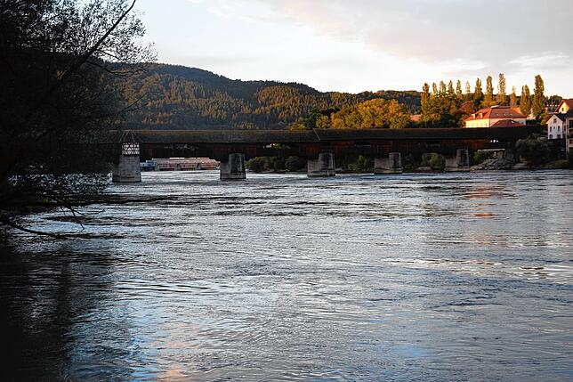 Die historische Holzbrücke über den Rhein bei Bad Säckingen vom deutschen Ufer aus gesehen.