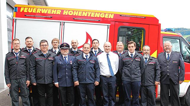 Beförderungen und Ehrungen bei der Feuerwehr Hohentengen (von links): Frank Teufel (Beförderung Oberfeuerwehrmann), Lukas Stelter ...