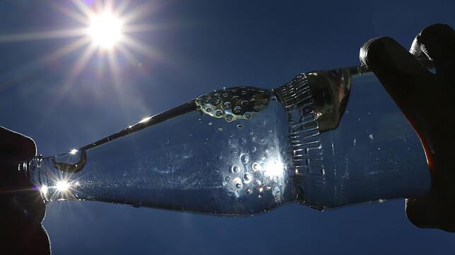Gerade wer viel schwitzt, sollte Mineralwasser trinken. (Archivbild)
