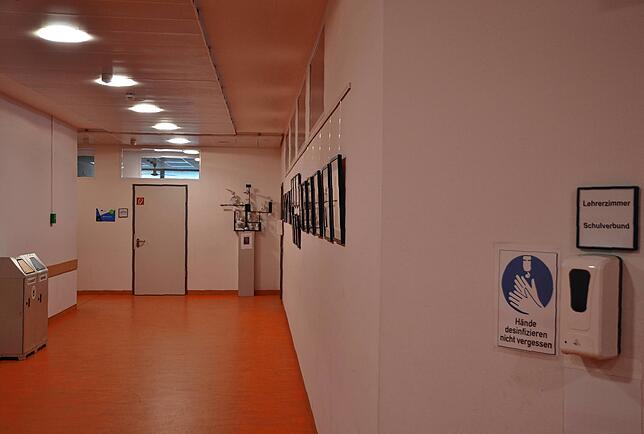 Die Schule ist ausgestorben, der Unterricht findet zuhause statt: Leere Gänge im Bildungszentrum.