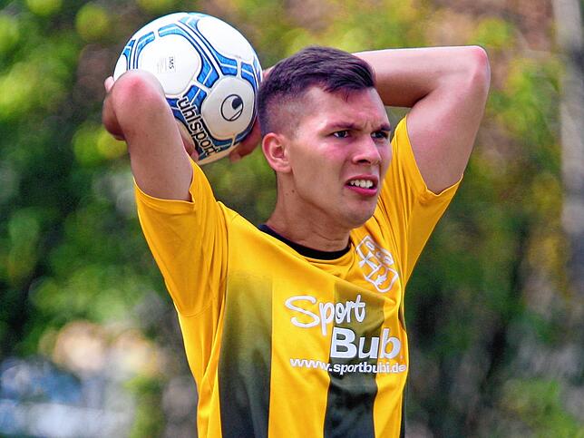 Fabian Mauch, Spieler in der Bezirksliga-Mannschaft des SV Obereschach, bei einem Einwurf. Der Verein hofft trotz Corona auf eine ...