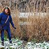 Sabrina Molkenthin, Leiterin des Stockacher Umweltzentrums, an einem Wildwechsel der Biber, die ihre Burg im Eisweiher im Stockacher ...