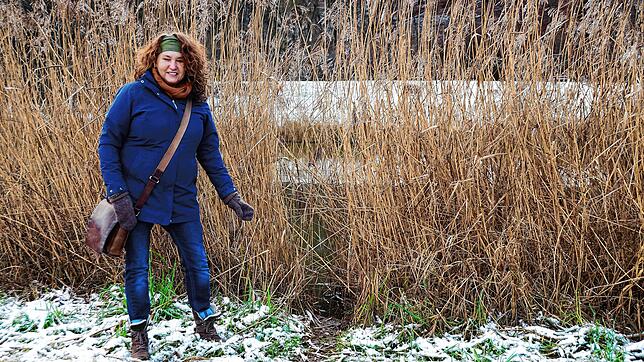Sabrina Molkenthin, Leiterin des Stockacher Umweltzentrums, an einem Wildwechsel der Biber, die ihre Burg im Eisweiher im Stockacher ...