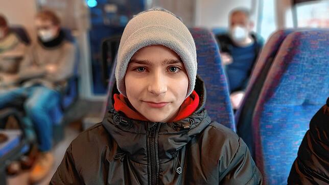 Adrian Zerr hat als einziger Fahrgast im Zug nach Rottweil sein Move-Abo-Ticket schon erhalten: &bdquo;Mein Vater Michael hat das Ticket ...