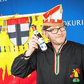 SÜDKURIER-Chefredakteur Stefan Lutz begleitet Sie als Moderator durch den bunten Abend und prostet Ihnen mit SÜDKU-BIER zu.