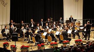 Das Neujahrskonzert, hier zum Jahreswechsel 2024/25 nach Wiener Tradition, soll auch weiterhin in Zusammenarbeit mit Georg Mais ...