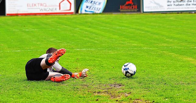 Der Keeper der SG Überlingen/Ried bei der Elfmeter-Parade.