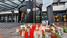 Am Eingang zur Klinik wurden Kerzen für die verstorbene Oberärztin aufgestellt.