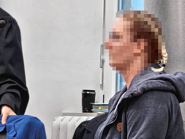 Die Angeklagte am zweiten Prozesstag vor dem Landesgericht in Ravensburg.