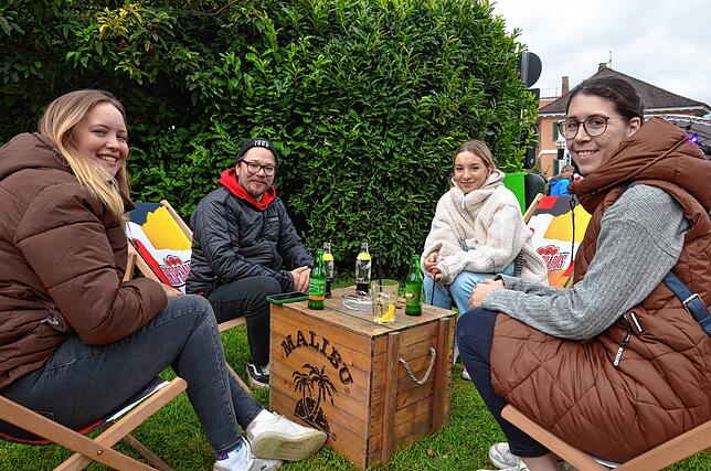 Elisa, Jan, Amelie und Judith aus Biberach halten sich an nichtalkoholische Getränke. Ihnen gefällt die Atmosphäre des Festivals.