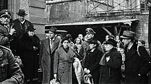 Eines der Fotos im Lörracher Stadtarchiv zeigt noch einmal die Grenzacher Familie Bloch gemeinsam. Von links neben dem Offizier Samuel ...