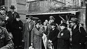 Eines der Fotos im Lörracher Stadtarchiv zeigt noch einmal die Grenzacher Familie Bloch gemeinsam. Von links neben dem Offizier Samuel ...