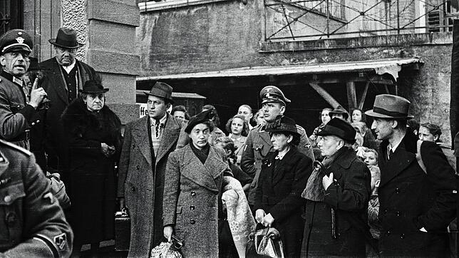 Eines der Fotos im Lörracher Stadtarchiv zeigt noch einmal die Grenzacher Familie Bloch gemeinsam. Von links neben dem Offizier Samuel ...