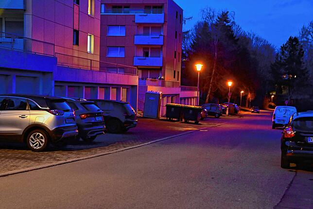 Ein Straßenzug in St. Georgen in der Dämmerung. Autofahrer haben verstärkt Sorge, dass ihre Fahrzeuge auch von unbekannten ...