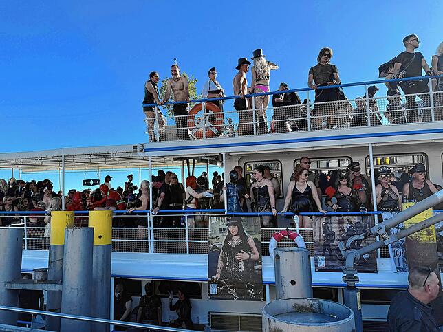 Bild 7: "Leinen los" für das Torture Ship: Das berühmteste BDSM- und Fetisch-Schiff auf dem Weg nach Konstanz