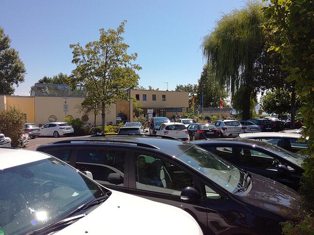 Größeres Bad, größere Autos: Wer an einem Sommertag einen Parkplatz in Nähe des Immenstaader Aquastaads sucht, muss vor allem eins ...