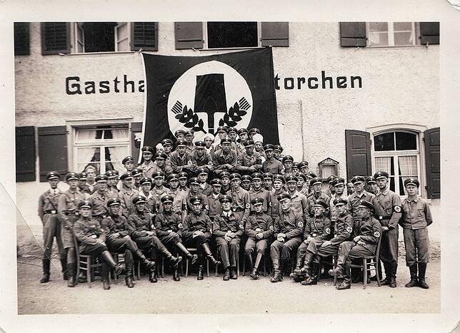 In den Alben der Meersburger Familie Hanss fand sich auch ein Bild der RAD-Männer vor dem heute noch existierenden Oberuhldinger Gasthof ...